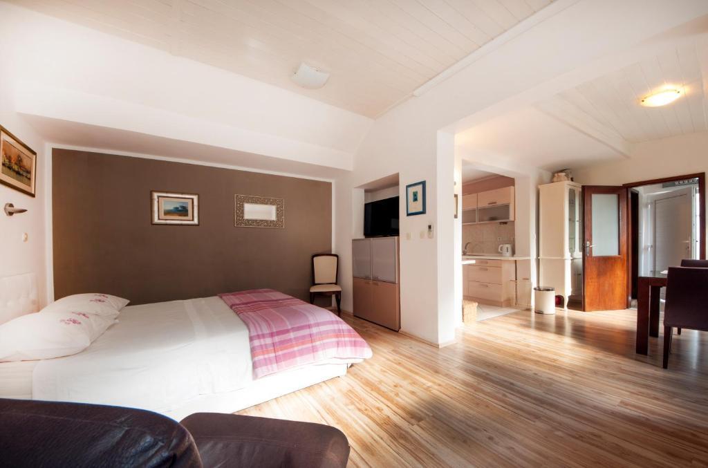 Bruno Split Centre Apartment And Room المظهر الخارجي الصورة